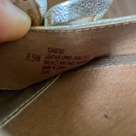 Sofft Women’s St.‎ Germain metallic gold floral Strappy platform heel sandals - Picture 5 of 9